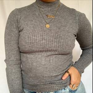 SWEATER WEATHER⛈ perfekta gråa tröjan till hösten! Super skön och i perfekt skick✨ STRL S😍