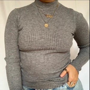 GRÅ TRÖJA STRL S - SWEATER WEATHER⛈ perfekta gråa tröjan till hösten! Super skön och i perfekt skick✨ STRL S😍