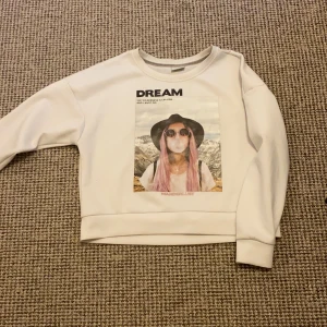 Benvit Sweatshirt, only - Jätteskön tröja från vero Moda köpte i oktober/september för 340kr storlek L men passar på S också.