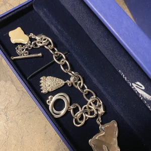 Swarovski arband med swarovski länkar - Perfekt julklapp till dig själv eller någon du tycker om!🎅🏼❤️ Armand från Swarovski med tillhörande länkar (3st). Låda och certifikat ingår. Skickas med spårbar frakt. ✨Buda på priset✨