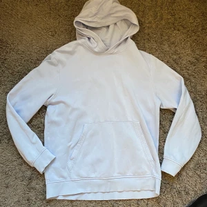 Ljusblå hoodie  - Ljusblå hoodie!! Lappen är borta men passar mig som brukar ha M. 