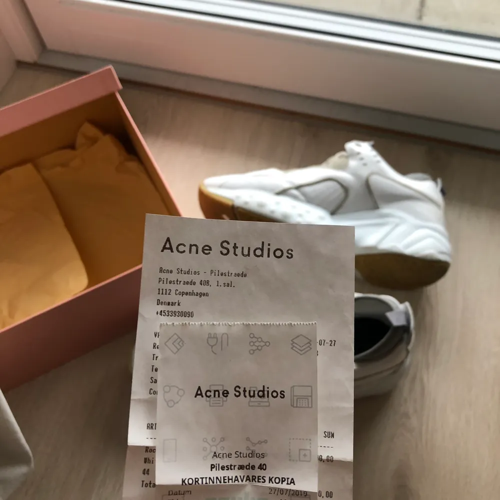 Sneakers från Acne Studios i läder och mocka. Använda men i väldigt fint skick. Köpta på Acne Studios Pilestraede i CPH. Kvitto, låda, dustbags finns. Nypris: 3800:- . Skor.