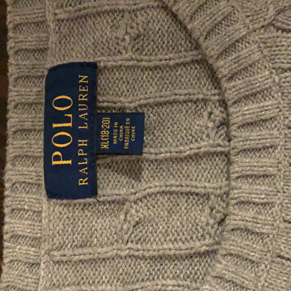 En kabelstickad tröja från polo, barnstorlek XL. Köpt för två år sedan men använt kanske 4 gånger pga alldrig passar i passformen på mig. . Tröjor & Koftor.