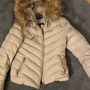 Hollies jacka - Säljer denna hollies jackan då jag inte använder den. Äkta päls. Storlek M men passar även S.