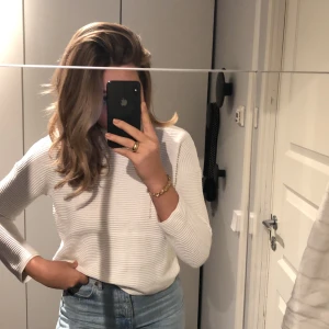 Vit ribbad tröja - En superfin vit tröja som passar till allt. Inga fläckar, och är i nyskick! 