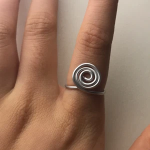 Ring - Säljer en fin silvrig ring med en häftig spiral💖 justerbar och köparen står för frakten