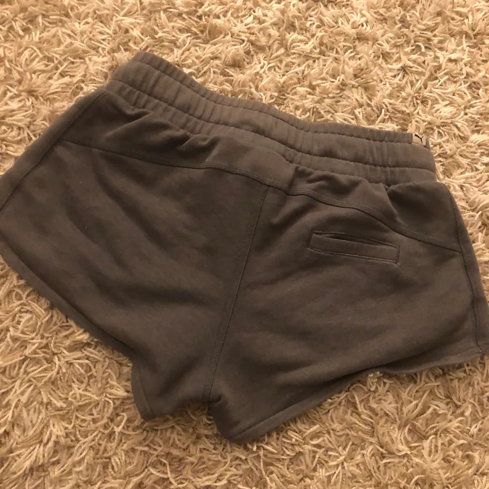 Grå mys shorts från puma, i använt skick. Kommer ej ihåg nypriset men de är fina. Två sidofickor och en bakficka. Köparen står för eventuell fraktkostnad 🥰. Shorts.