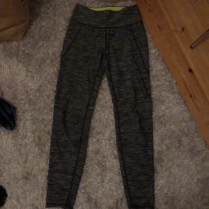 Träningstights från hm - Snygga träningstights från hm i väldigt bra skick. Köpare står för frakt