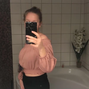 Off-shoulder tröja - En beige/rosa off shoulder tröja från HM’s egna märke DIVIDED. Lappen är tyvärr bortklippt men den sitter som en M på mig som är 170 lång. Säljer pga att jag inte använder den längre och att den sitter dåligt över bröstkorgen på mig. Betalning ENDAST via Swish!