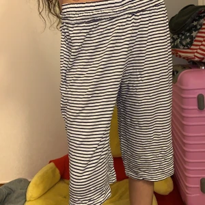 Korta mjukisbyxor - En jätteskön mjukis byxa. Köpt i butiken Next och säljs pga av blivit för små. Dessa ska egentligen vara till benen men blivit för små. Köpte för 150kr och säljs för 25kr