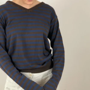 brun och blå randig tröja - vintage brun och blå randig tröja💙🤎 skick: 9/10. passar strl xs-m.