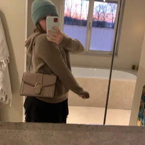 Topshop väska - Rosa jätte fin valentino inspirerad väska från topshop. Köpt för 2 år sedan i London, slutsåld. Använd en del men i bra skick ändå. Köpare står för frakten. Pris kan diskuteras.Köpt för ca 600 kr.Pris kan diskuteras.