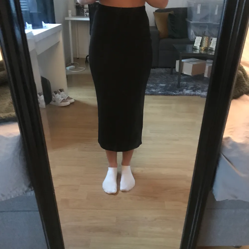 Denna långa svarta refflade kjol med slits ger en så fin form på kroppen men är inte för tajt! Så fin till både höst och sommar . Kjolar.