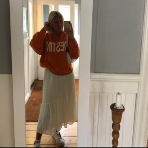 Vit lång kjol - Jättefin gräddvit kjol från Gina tricot 💖💕💞 knappt använd i storlek 36 men skulle säga att den kan passa större också då den är stretchig i midjan 💖