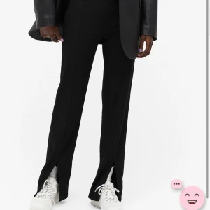 Byxor Monki, S - Svarta byxor den Monki, storlek S. Finns i butik nu, nypris 300, jag säljer mina för 200. Endast använda hemma. 
