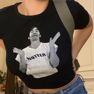 Cool tshirt!! - Najs tshirt me tryck! Ganska kort på mig som är storlek S men sitter väldigt bra!