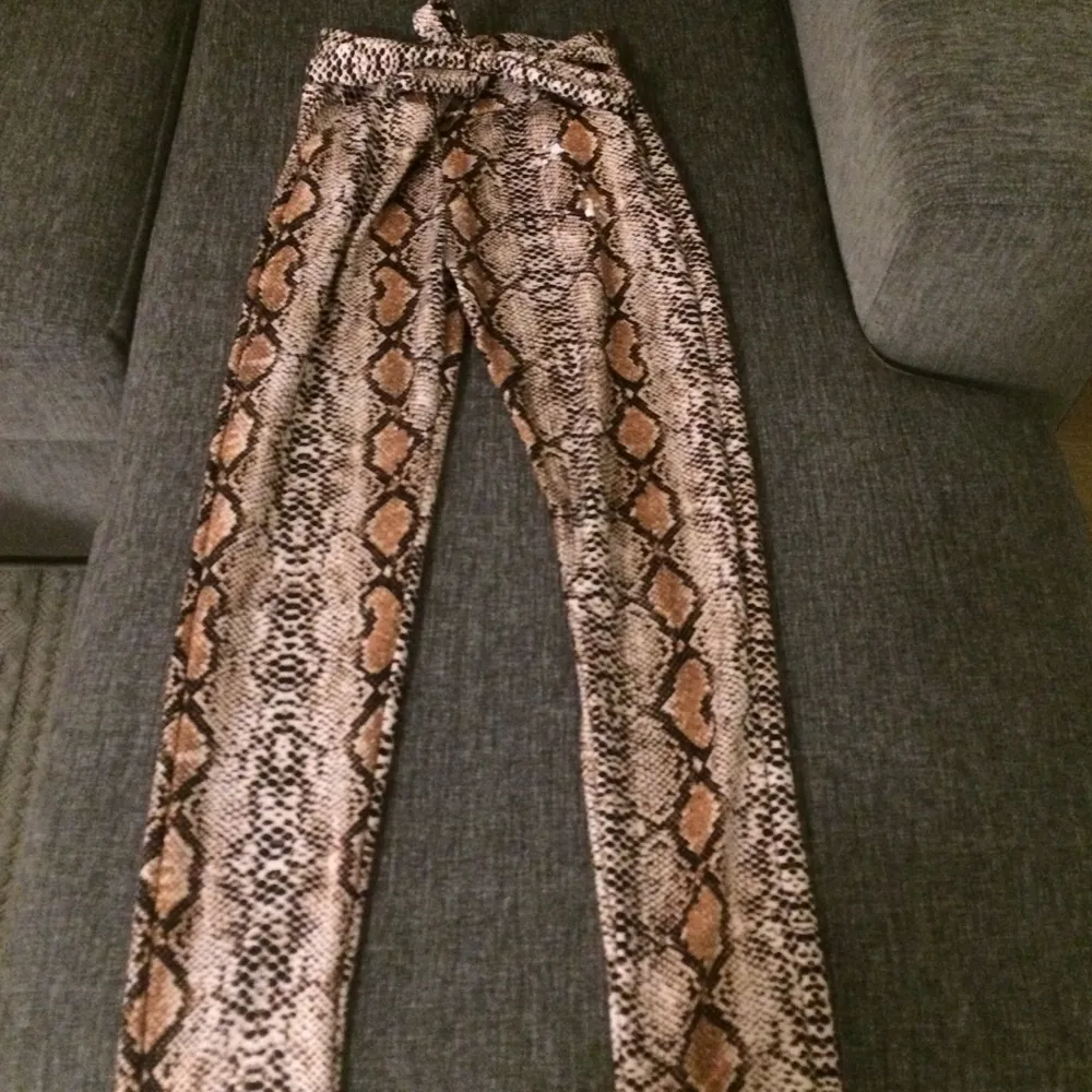 Coola orm kostym byxor som aldrig kommit till användning som jag köpte i London.. Jeans & Byxor.