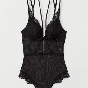 Spetsbody från H&M! - Jättesnygg spetsbody från H&M som tyvärr inte kommer till användning! Endast använd en gång. Frakt tillkommer på 44 kr🤍 Skriv privat för egna bilder!