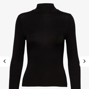 Polotröja  - Säljer denna polotröja i svart från Ginatrico, storlek xs, säljer pga att den är för liten, den är i bra skick och super skön. Köparen står för frakt❤️