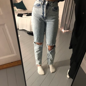 Jeans med hål stl 32 - ett par jeans från NA-KD med hål! säljs då de tyvärr har blivit för små. hålen har spruckit lite därav priset. köpta för 499kr och mitt pris 100kr + frakt!