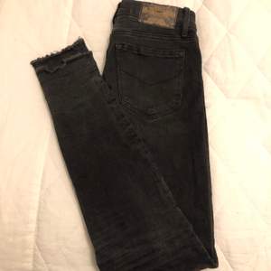 Svart gråa jeans från crocker. Dessa har varit en stor favorit men används ej längre pga för små. Mellan hög midja och tajta och sitter så bra ! Små slitningar i ändarna på byxbenen. 