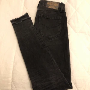 Crocker jeans  - Svart gråa jeans från crocker. Dessa har varit en stor favorit men används ej längre pga för små. Mellan hög midja och tajta och sitter så bra ! Små slitningar i ändarna på byxbenen. 
