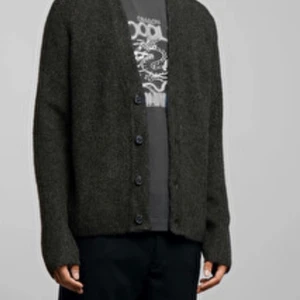 Weekday - Så SNYGG kofta från weekday som är könsneutral! Super trendig och väldigt bra att ha!! 