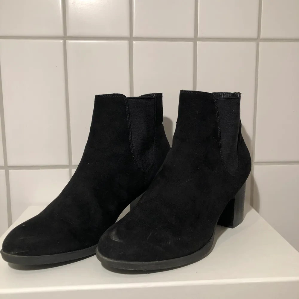 Fake mocka boots i storlek 39, slitningar framtill. Köparen står för frakten.⚡️ . Skor.