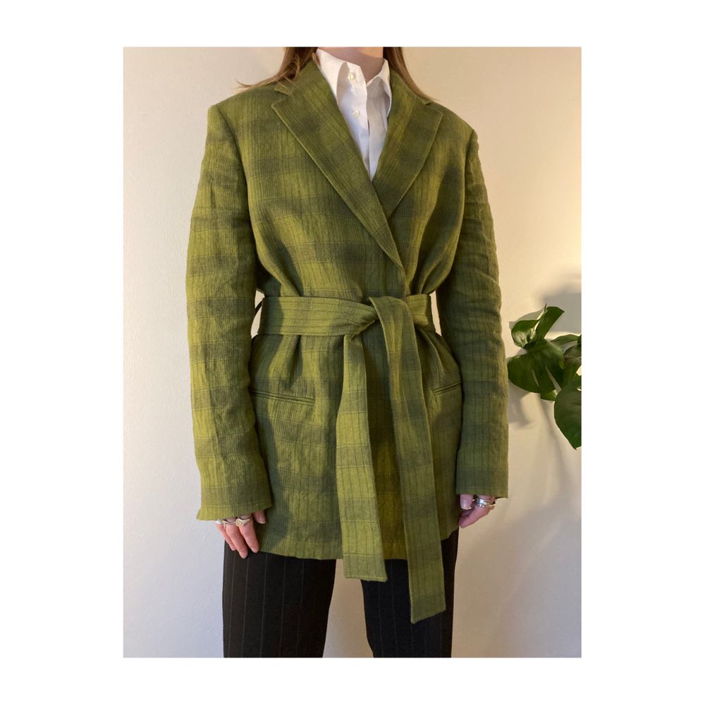 Acne Studios oversized green check blazer. Original prize 7200kr, purchased for 4000kr and only worn once (still have tags). Super cool and unique piece for your wardrobe. Size 36 but fits oversized. Model size 36 and 175cm.. Kostymer.