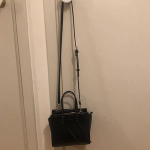 Väska - Jättefin väska från zara! Pris går att diskuteras, vid intresse kom dm💕💕💕denna är köpt i New York och knappt använd!