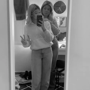 Ribcage Wide Leg - Levi’s - Säljer mina jättefina levi’s jeans då dem tyvärr har blivit för små. Väldigt långa och sitter bra i benen på både mig och min syster som är 165-167. Inga defekter och sparsamt använda. Köpta för 1250kr. Fraktkostnad tillkommer