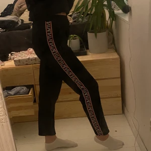 Byxor  - Säljer mina förra favorit byxor då ja inte längre använder dom, de är i super fint skick! 😊 längden är jättebra för mig som är 1,71 och dom är i storlek M, det finns även snöre i midjan👌