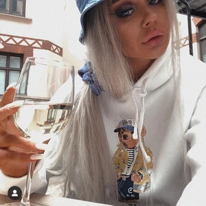 Ralph Lauren Hoodie Björn - Vit hoodie från Ralph Lauren inköpt från LADS i Sundsvall, 1799kr betalade jag för den ny men säljer efter enstaka användningar pga jag kan inte hantera vita tröjor⚠️😆. ....Så nu 799&/bud. Varsågoda 🥰