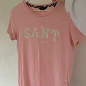 Fin GANT t-shirt i en ljusrosa färg, storlek S. Perfekt till våren🌸 Använd (men sparsamt), alltså fint skick. 99kr plus frakt. Skriv för mer info och bilder:) 