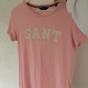 GANT T-shirt  - Fin GANT t-shirt i en ljusrosa färg, storlek S. Perfekt till våren🌸 Använd (men sparsamt), alltså fint skick. 99kr plus frakt. Skriv för mer info och bilder:) 