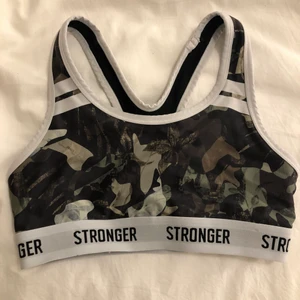 Stronger sport bh - Denna sport bhn är väldigt bekväm och skön. Den är äkta och köpt från Strongers egna hemsida. Inga synliga tecken på användning. Den har inga ilägg i. Frakt står du själv för💗