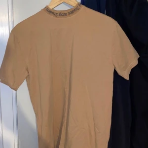 Acne studios Tshirt - Storlek: S, helt oanvänd, jag säljer den för inte min stil, kostar ungefär 1000kr i butik  