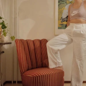 Vita kostymbyxor  - Ett par vita kostymbyxor från Monki söker nu ett nytt hem! Om du har frågor släng iväg ett meddelande☺️ 