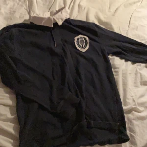 Skotland långärmad rugby tröja - Väl använd rugby tröja storlek M men passar mer som S pris kan diskuteras 