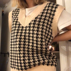 Stickad väst - säljer denna superfina stickade västen från urban gap, superbra kvalité! storlek S men oversized så skulle säga att den kan passa upp till L beroende på hur man vill ha passformen. mycket bra skick, skriv för fler bilder! frakt tillkommer💖