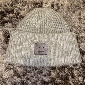 Acne Studios Mössa - Acne Studios Mössa som har andvänts en gång, har redan för många mössor så säljer.  Vet tyvärr inte om den är äkta eftersom jag fick den i prisent från min kompis❤️  Men super snygg och inga skador❤️