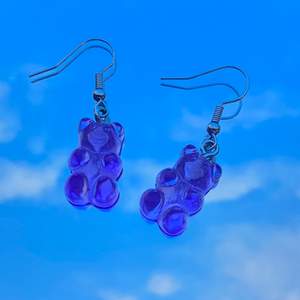 Gummibjörnsörhängen i färgen lila 🤍 handgjorda by me ⭐️