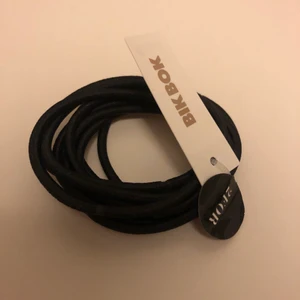Hårsnoddar - 10st hårsnoddar från bik bok. Aldrig använda. 10kr och frakt ingår inte.