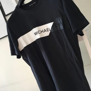 t-shirt ifrån micheal kors - T-shirt ifrån mickesl kors, sparsamt använd och köpsre står för frakten!