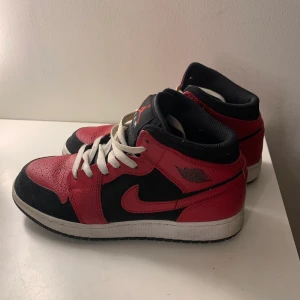 Svart röda jordans  - Säljer mina svarta och röda Jordans mids köpta för 2 år sedan från Footlocker. Storlek 38.5 men passar storlek 37. Köparen står för frakten
