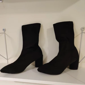 Klackskor - Svarta klackskor, endast använda i bilden! Köpta för 500kr, finns två par av dem. Kan hämtas upp i Östersund, annars står köparen för frakten 🌞