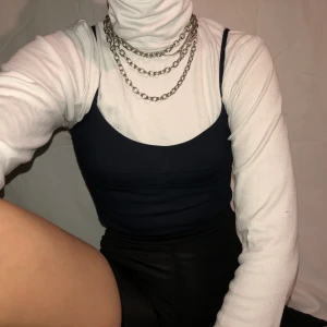 Vit polo - Vit polotröja i bra skick, förutom att den är lite nopprig därav lägre pris! Om du vill ha fler bilder är det bara att skriva 🦋🌟