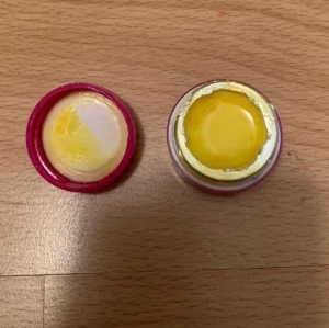 Gellack - Depend - Gellack i en gul färg.