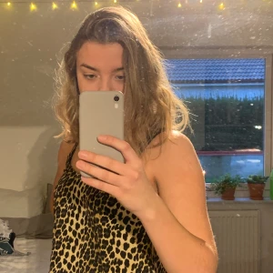 Leopard linne från Vera Moda - Super snyggt leopard linne från Vera Moda. Använd Max  1-2 ggr så gott som ny. 