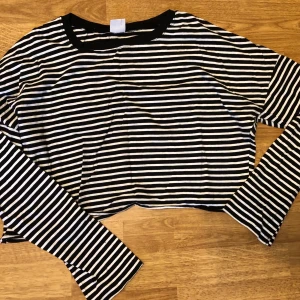 Randig tröja - Från Gina tricot, skön tröja i bra skick. Har croppat den. Frakt ingår i priset!🖤